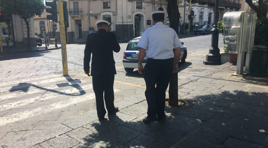 Giarre, Polizia locale allo sbando: divise diversificate, carenza di uomini e mezzi, ufficio comando chiuso la domenica