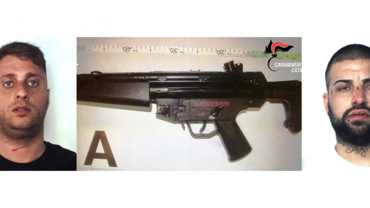 Non Si Fermano All Alt Dei Cc Inseguiti Ed Arrestati Nascondevano Un Mitra Giocattolo