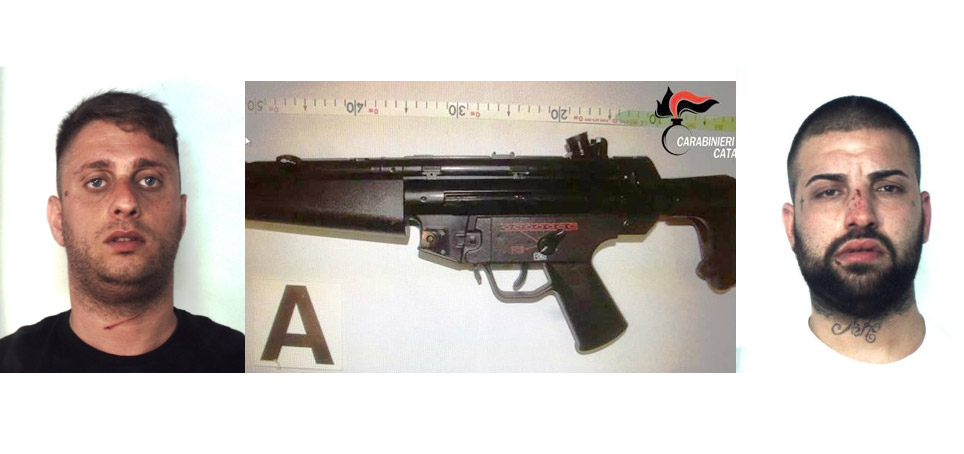 Non si fermano all’alt dei Cc: inseguiti ed arrestati. Nascondevano un mitra giocattolo