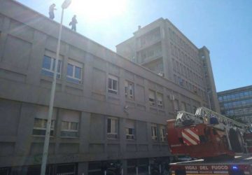 Presso l'Asp 3 di Catania lavoratori salgono sul tetto minacciando di buttarsi e la storia si ripete: Vvf senza carri telo