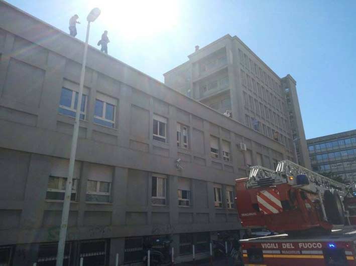 Presso l’Asp 3 di Catania lavoratori salgono sul tetto minacciando di buttarsi e la storia si ripete: Vvf senza carri telo