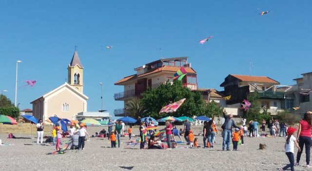 Mascali: a Fondachello piccoli alunni “colorano il cielo” con gli aquiloni