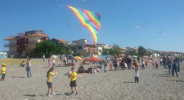 Mascali: a Fondachello piccoli alunni “colorano il cielo” con gli aquiloni