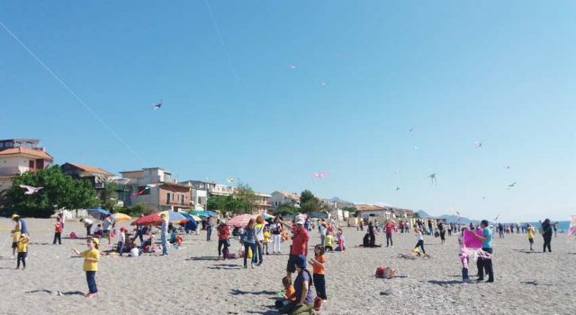 Mascali: a Fondachello piccoli alunni “colorano il cielo” con gli aquiloni