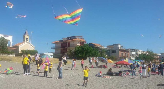 Mascali: a Fondachello piccoli alunni “colorano il cielo” con gli aquiloni