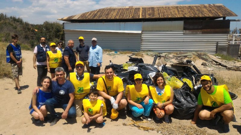 Volontari di ripuliscono tratto di spiaggia nell’Oasi del Simeto: raccolte tonnellate di rifiuti