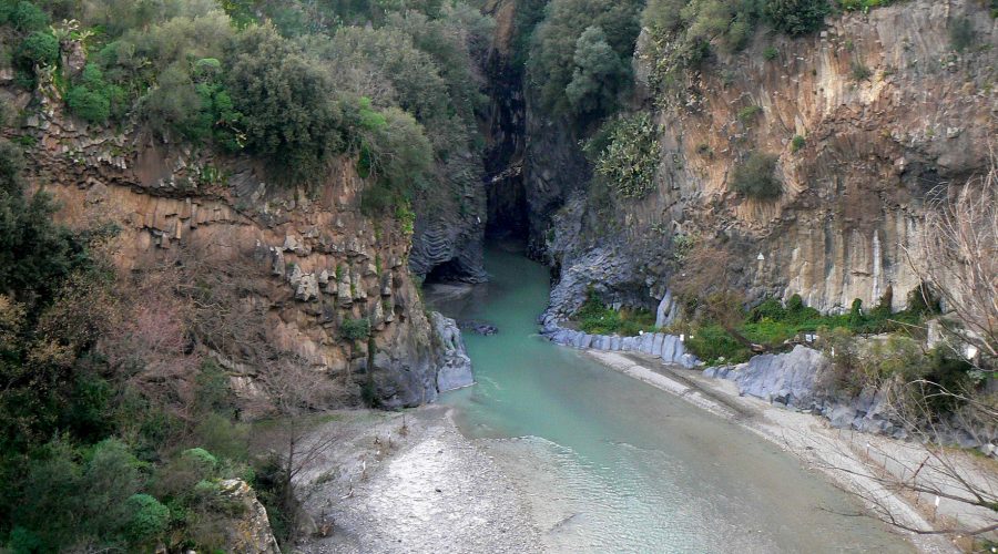 “Salviamo il fiume” Alcantara. Sabato 15 una task force per ripulire le aree da rifiuti e plastiche