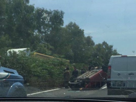 Autostrada A18 paralizzata dopo lo svincolo di Acireale per un grave incidente: 4 feriti