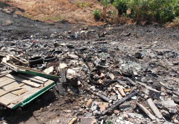 Giarre, incendio sterpaglie e rifiuti sul viale Don Minzoni