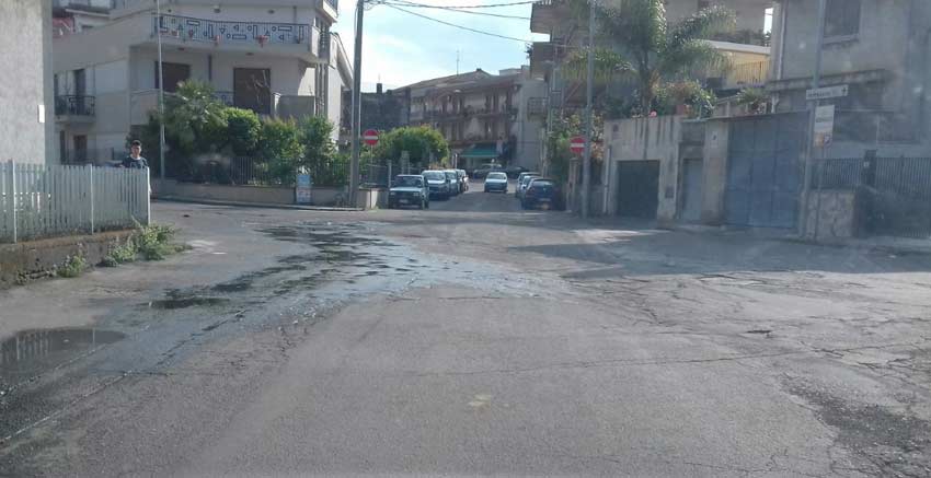 Mascali, perdita d’acqua in via Carrata. Le proteste dei residenti