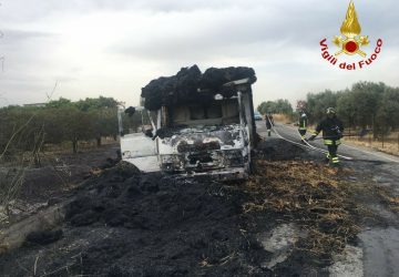 Patern&ograve;: a fuoco camion che trasportava paglia