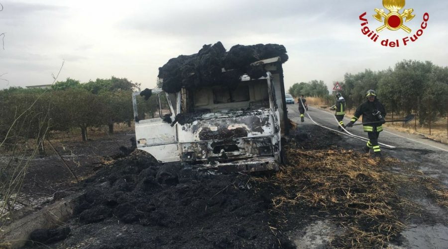Paternò: a fuoco camion che trasportava paglia