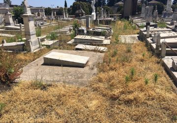 Giarre, i cimiteri aperti la domenica, anzi no. Protestano cittadini e fiorai