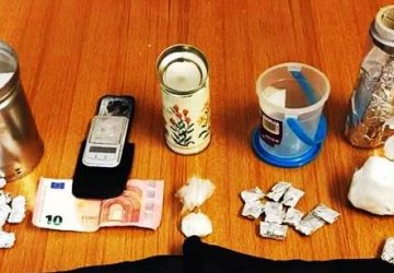 Detenuto ai domiciliari gestiva mini market di droga in casa: arrestato