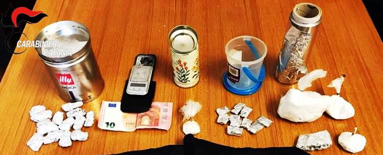 Detenuto ai domiciliari gestiva mini market di droga in casa: arrestato