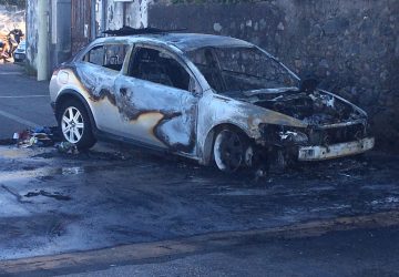 Torre Archirafi: auto prende fuoco mentre marcia. Intervento dei vigili del fuoco