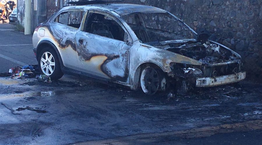 Torre Archirafi: auto prende fuoco mentre marcia. Intervento dei vigili del fuoco