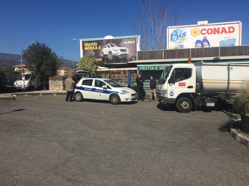 Riposto, nuovi controlli anti ambulantato abusivo in via Mattarella: sequestrati 300 chili di frutta