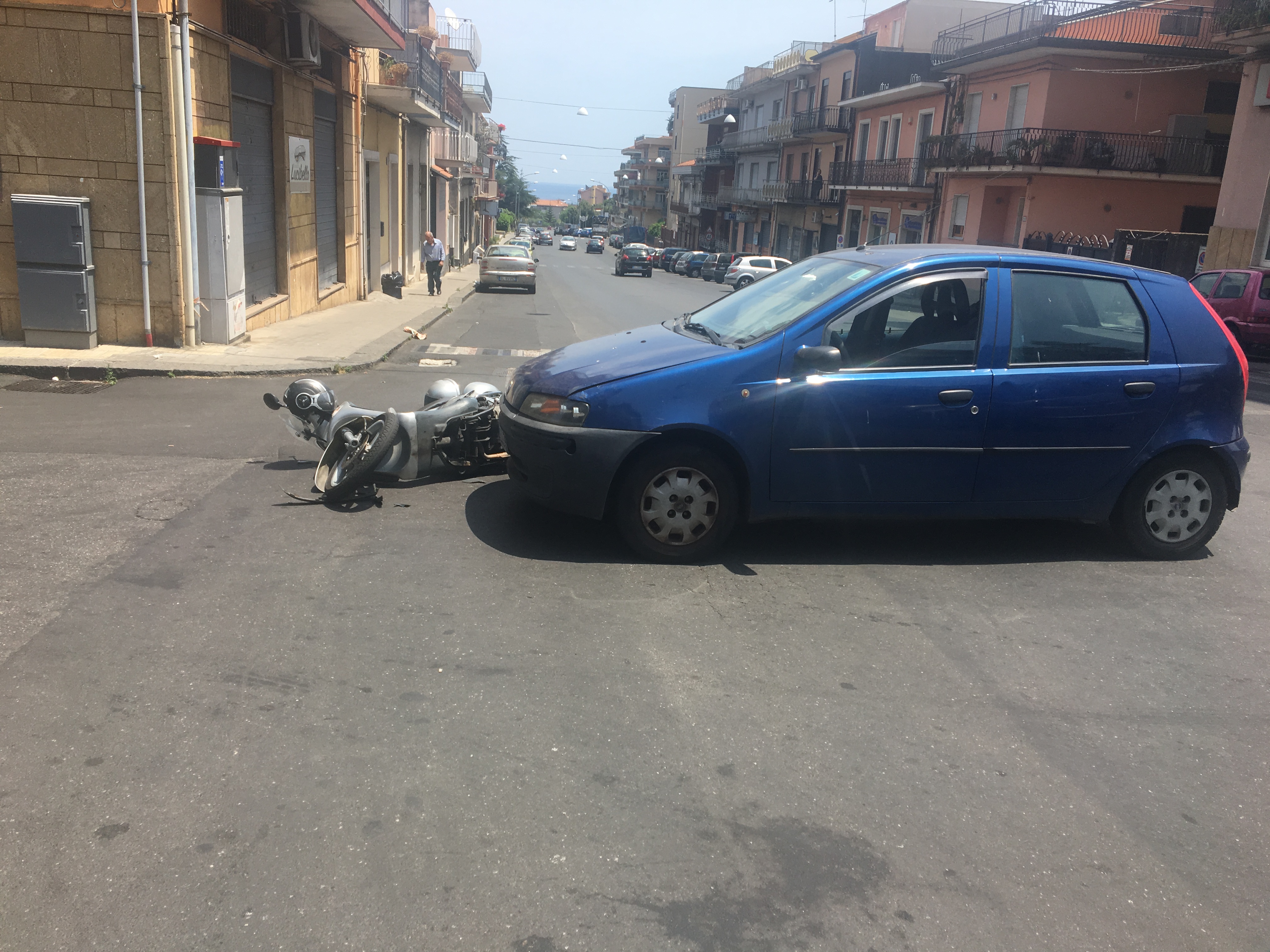 Giarre incidente sul viale Libert&agrave;: un ferito