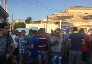 Protesta ambulanti, il sindaco promette i mercatini rionali e stop ai sequestri VIDEO