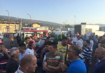 La rivolta degli ambulanti giarresi: bloccato il mercato ortofrutticolo. "Il sindaco venga qui"