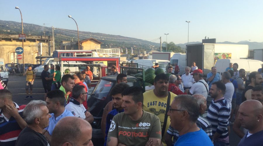 La rivolta degli ambulanti giarresi: bloccato il mercato ortofrutticolo. “Il sindaco venga qui”