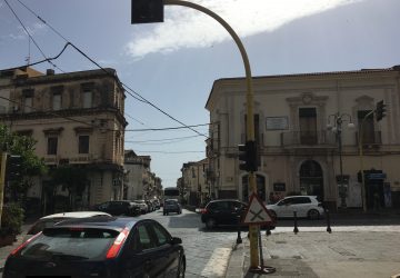 Giarre, semafori in avaria in piazza Duomo. I vigili (quando ci sono) al posto dei segnali luminosi