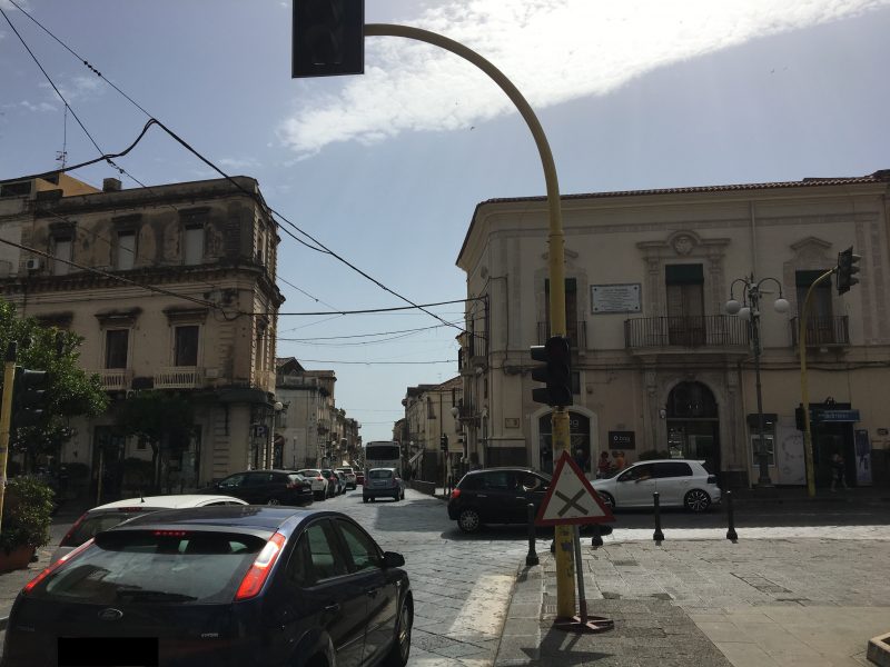 Giarre, semafori in avaria in piazza Duomo. I vigili (quando ci sono) al posto dei segnali luminosi