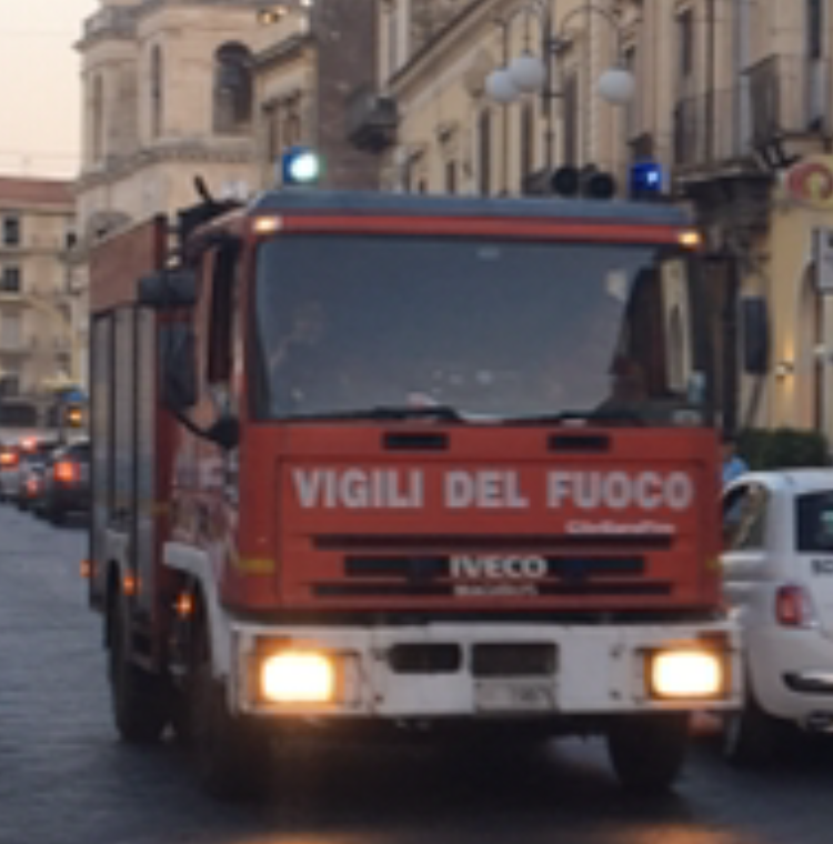 Macchia, a fuoco la friggitrice di una pizzeria. Intervento dei Vvff
