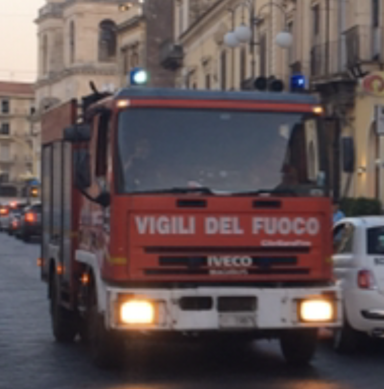 Giarre, calcinacci si staccano da un balcone. Intervento dei Vigili del fuoco