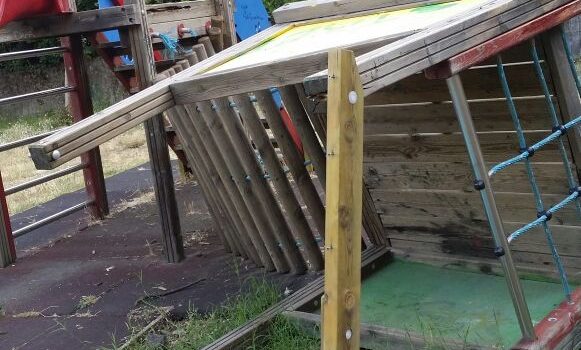 “Bambinopoli della villa a Pedara completamente degradata. A rischio l’incolumità dei bambini”: la denuncia di un lettore