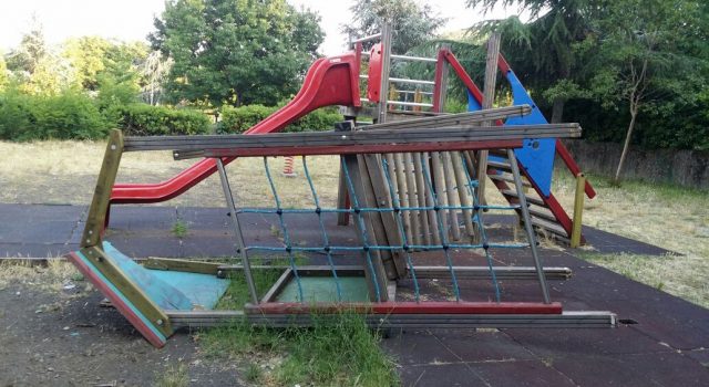 “Bambinopoli della villa a Pedara completamente degradata. A rischio l’incolumità dei bambini”: la denuncia di un lettore