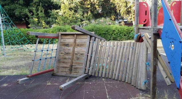 “Bambinopoli della villa a Pedara completamente degradata. A rischio l’incolumità dei bambini”: la denuncia di un lettore