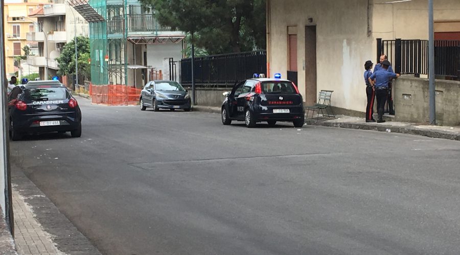 Giarre, manca l’acqua ed esplode la sommossa al centro immigrati di via Cusmano: intervento dei carabinieri