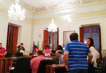 Riposto: in Consiglio la maggioranza-opposizione stravolge il regolamento sulla democrazia partecipata