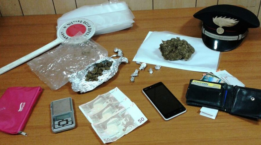 Preparava in casa la droga da spacciare: 28enne in manette ad Aci Sant’Antonio