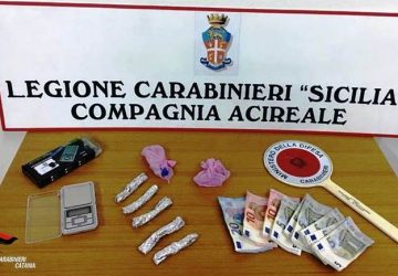 Acireale: beccati mentre spacciano piazza Santa Chiara. Arrestati due giovani