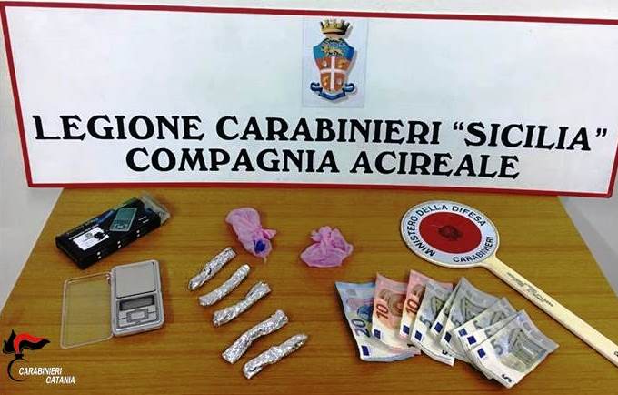 Acireale: beccati mentre spacciano piazza Santa Chiara. Arrestati due giovani