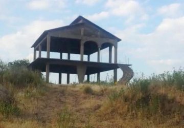 Immobile abusivo acquisito dal Comune di Mascali: dibattito aperto sulla sua demolizione