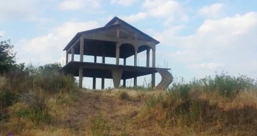 Immobile abusivo acquisito dal Comune di Mascali: dibattito aperto sulla sua demolizione