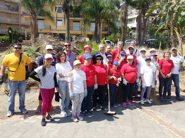 Giarre: i marines della base di Sigonella	e i volontari della “Bottega dell’arte” e del Wwf ripuliscono Largo Cismon del Grappa