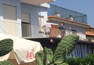 Riposto, dimentica le chiavi di casa e si arrampica con una corda ma precipita a terra