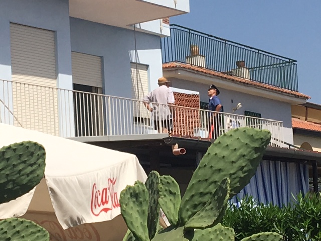 Riposto, dimentica le chiavi di casa e si arrampica con una corda ma precipita a terra