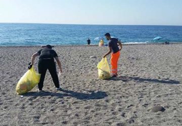 Fondachello e Sant'Anna: avviata la pulizia della spiaggia