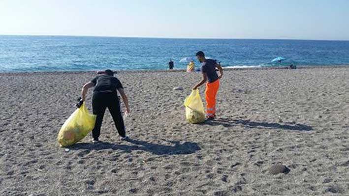 Fondachello e Sant’Anna: avviata la pulizia della spiaggia