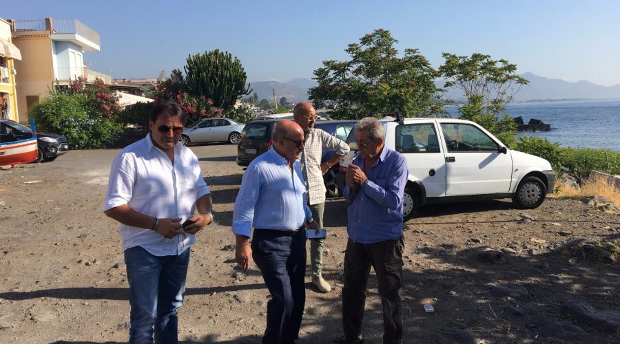 Riposto, nuova bonifica rifiuti in spiaggia. Sopralluogo del sindaco e della Tech