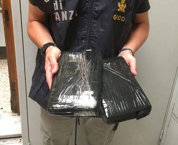 Catania: beccato corriere con oltre 2 kg di cocaina per un valore di circa 200.000 euro