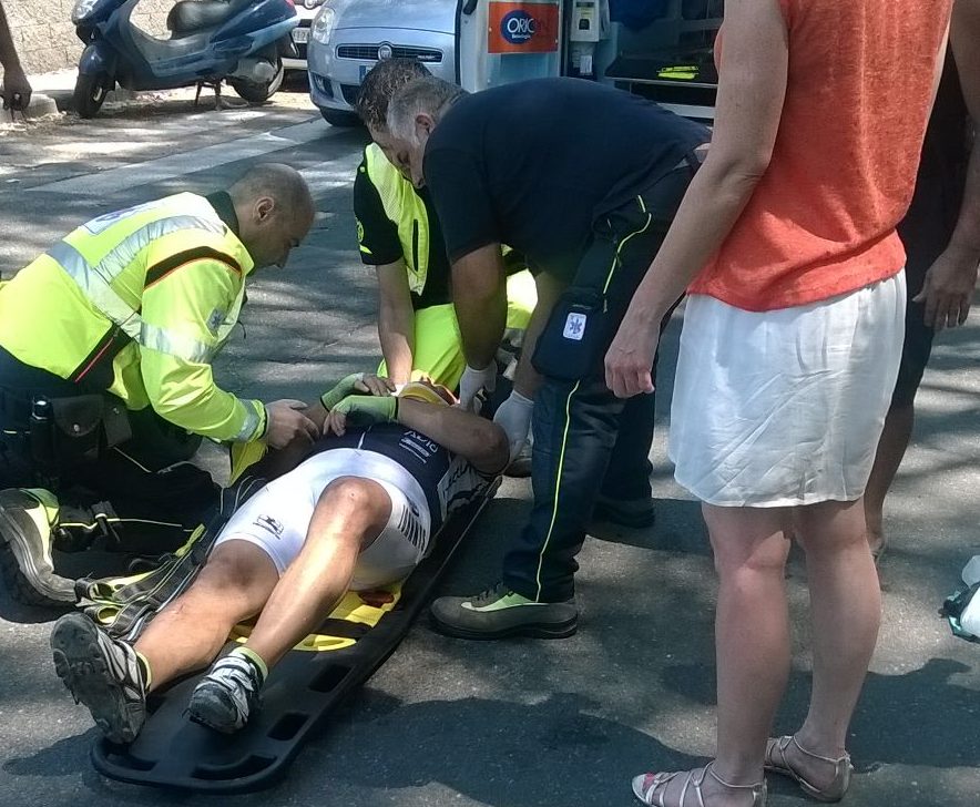 Fondachello: automobilista apre sportello dell’auto e centra un ciclista