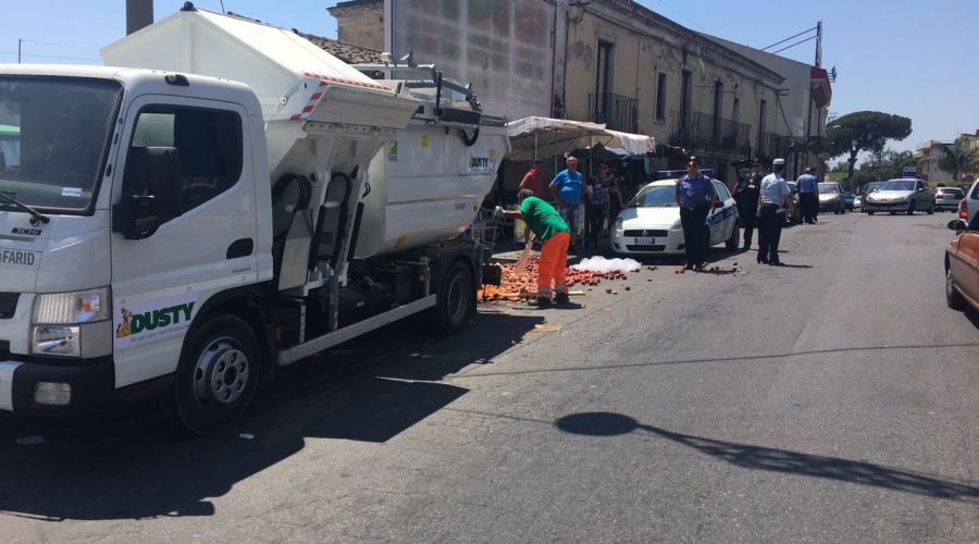Ambulantato selvaggio a Giarre: il Tribunale di Catania annulla un sequestro di frutta per “deficit motivazionale”