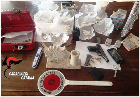 Catania, armi e droga in casa del boss Mario Buda: arrestati la moglie ed un nipote
